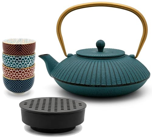 Bredemeijer flache blaue Teekanne 1.1 Liter Gusseisen - Gusskanne Set im asiatischen Stil & Edelstahl Tee-Filter Sieb-Einsatz für losen Tee & 4 Porzellan Tee-Becher & Teewärmer