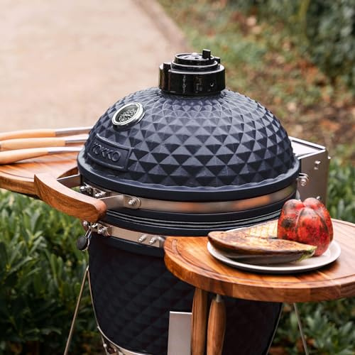 Kamado Kokko 18 - Nouvelle édition 18 = taille standard (46 cm x 69 cm) Bon compromis entre sa taille et sa rapidité d’allumage Diamètre de la grille : 37 cm Bleu marine Avec chariot