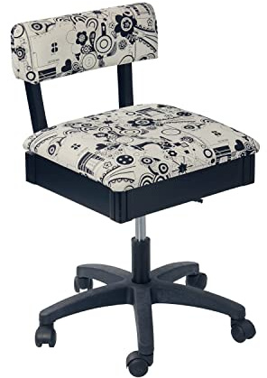 Sewing Online Hydraulischer Nähstuhl mit Stauraum unter dem Sitz, in Weiß und Schwarz mit Stoffbezug im Nähzubehör-Design und schwarzem Holzgestell – Lendenwirbelstütze, Hebemechanismus, 5-Stern-Fuß