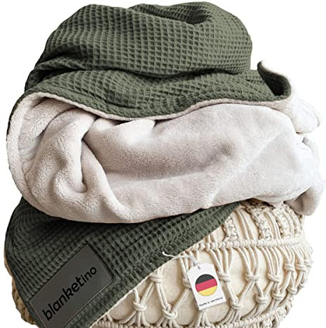 blanketino Cuddly Warm Sofa Blanket 145 x 210 cm Extra Soft Wellness Fleece and Cotton Made in Germany (Waldgrün/Sandweiß)