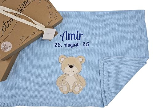 KIDDI-MEDIA Babydecke mit Namen, Hellblau Bär, 100% Baumwolle | Geburtsdatum, in representativer Geschenkbox, zur Taufe, Geburt, Babyparty, auch als Überwurfdecke