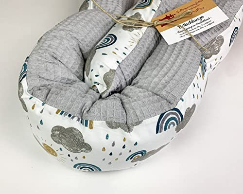 Schlangenmanufaktur® Baby Kuschelschlange Stillkissen Grau mit Regenbögen & Wolken, 400cm x 13cm, Handgemacht in Bayern aus Öko-Tex® Materialien, Kopfschutz für Wickeltisch, Nackenrolle