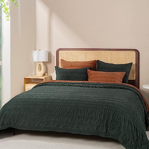 EVERGRACE Velvet Quilt King Size, Luxury Velvet Bedding Set, Ultra Soft Ruched Quilt Sets, Lightweight Comforter Vintage Textured Bedspread Coverlet with 2 Shams for All Season, Dark Green