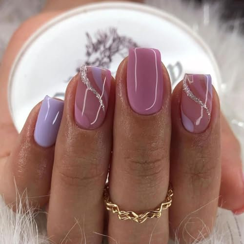 Mezrkuwr 24 Stück kurze quadratische Nägel zum Aufdrücken, goldene Linie, Welle, künstlicher Nagel, lila, glänzend, Kleber auf den Nägeln, Acryl auf den Nägeln für Frauen