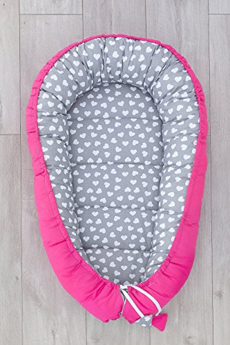 LOOLAY Babynest 85 cm x 60 cm - Nestchen Baby 2 Seitig -Baby nestchen Tragbar Nest aus Baumwolle OEKO-TEX (Herzchen grau/Rosa)