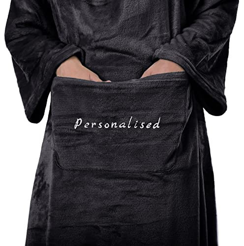 DecoKing Kuscheldecke mit Namen Personalisiert mit Ärmeln Geschenke für Frauen und Männer 170x200 cm Grau Graphit Anthrazit Ärmeldecke Microfaser TV Decke Lazy