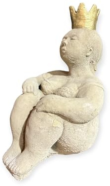 OriginalPaul Skulp & Betondesign Sitzende Prinzessin mit großer Goldener Krone als robuste Steinfigur. Frostsicher. Massiv. 28cm Höhe und ca. 6,25kg Gewicht. Skulptur
