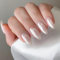 24 Pezzi Unghie Finte Corte Mandorla Adesive Colorate Press on Nails Acrilico Copertura Completa French Artificiali Tip Unghie Ovali Stick sulle Unghie per Donne e Ragazze (Aurora bianca)