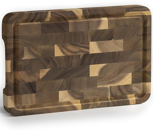 NAMTURE Holzbrett Küche – Schneidebrett Holz M 28×18×2,5 cm, Stirnholz aus Akazienholz, mit hochwertiger Öl-Oberfläche, Saftrille & Anti-Rutsch-Füßen