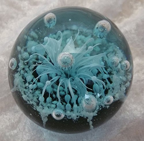 Traumkugel (226) - Briefbeschwerer groß ca. 10cm : Motiv türkisfarbene Blume schwarze Grung - Handarbeit