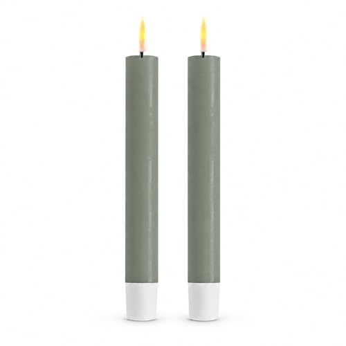 ReWu Homeart LED Stabkerze 2er Deluxe, Indoor mit Realistischer Flamme auf Echtwachsspiegel, Warmweißes Licht, Salbei Grün, 24 cm