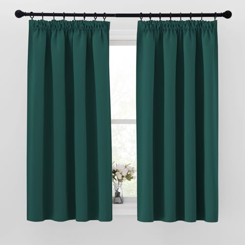 PONY DANCE Verdunklungsvorhänge mit Kräuselband Gardinen Dunkelgrün | 2er Set, H 160 x B 140 cm, Kurz, für Kleine Fenster, Bilckdicht, für Schiene, UV-Schutz, Thermovorhang Hitzeschutz