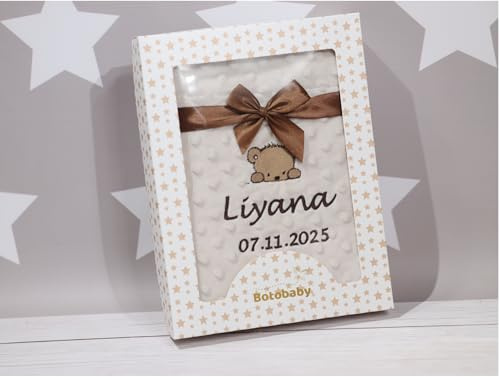 BotoBaby ★ Zweilagige Babydecke mit Namen und Datum Bestickt ★ Ohne Füllung ★ (Beige - Sternen + Geschenkbox, 75 x 100 cm)