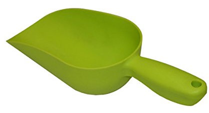 Xclou Sackschaufel in Grün, Futterschaufel aus hochwertigem Kunststoff, Gartenschaufel mit Griff, Handschaufel als Garten-Zubehör und für den Haustier-Bedarf