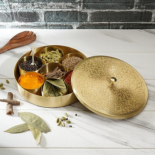 Ajuny Handgefertigte Gewürzbox aus Messing Golden mit Geprägtem Deckel – Runde Masala Dabba, 7 Herausnehmbare Gewürzaufbewahrung Behälter und 1 Löffel, Ideal für Gewürze und Kräuter