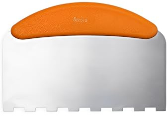 Decora 0271027 Spatola Inox Dentellata 22,5 X 11 Cm, con lama in acciaio inox con un comodo manico ergonomico e antiscivolo. Lama lunga oltre 20 cm adatta anche a torte molte alte.