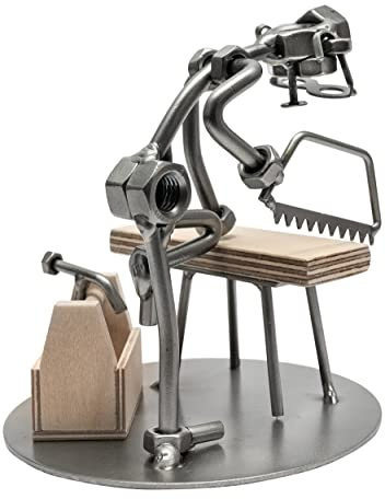 STEEMO Original Schraubenmännchen Figur: Tischler Schreiner mit Handsäge, Werkzeugkasten & Hammer - Handwerker-Geschenk Metall-Deko, Kunsthandwerk, Stahl, grau 12x12x14 cm - Geschenkidee Heimwerker