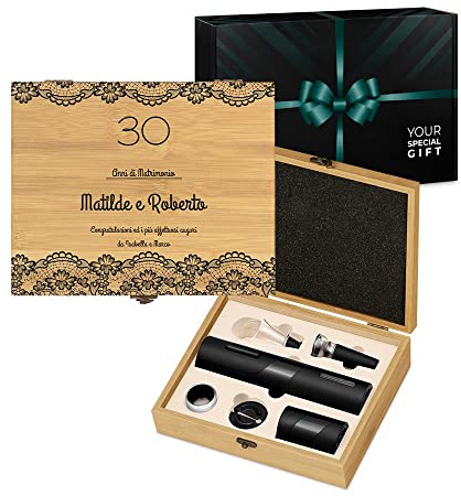 Maverton Stappa Bottiglie Elettrico - Set Accessori Vino + Cavatappi Birra - da 6 Pezzi - Personalizzato a Stampa - Scatola in Legno di bambù - 27x22x7 cm - per Le Coppie - Anniversario
