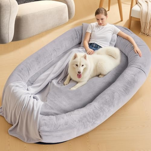 NESTROAD Hundebett für Mensch und Hund, 180 x 114 x 35 cm, Grau | Waschbarer Kunstfellbezug, inklusive Decke und Kissen, extra großes Sitzbett in Menschengröße