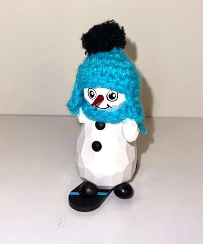 Rudolphs Schatzkiste Geschnitzter Schneemann Frostie Sylvio auf Snowboard NEU Höhe ca. 9cm NEU Figuren Schnitzen Holz Wald Figur Kirche Erzgebirge Seiffen Weihnachten Spielzeug Dekoration Tischdeko