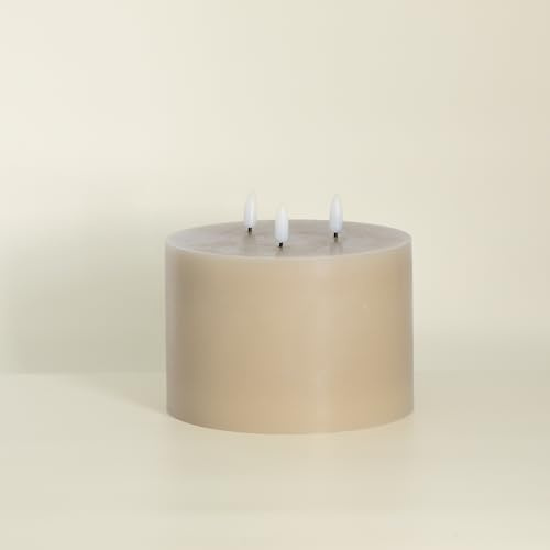 Geschenkbox Große LED Kerze 15cm x 15cm mit 3 Dochten, batteriebetrieben, echtes Wachs - Stimmungsvolle Dekoration, ewig haltbar und sicher - ideal für Haushalte mit Kindern oder Haustieren (Beige)