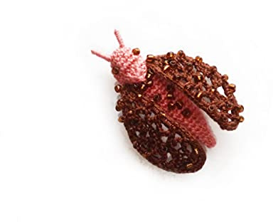broche cigale au crochet brodée avec perles