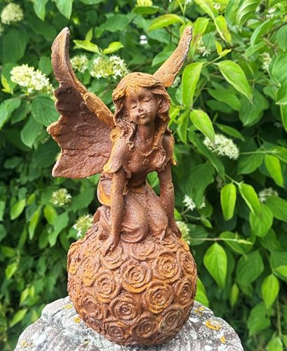 Stengods. Ge gjutjärn skulptur älva på rosenkula hockande 31 cm gjutjärnsfigur, dekoration, vintage, gjutjärn, med rostpatina, trädgårdsfigur, älva, rostfritt stål, väderbeständig