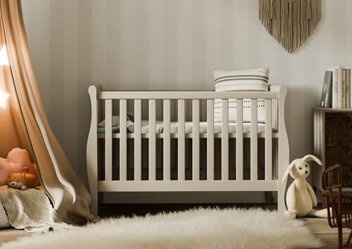 Spjälsäng Gala 120x60 cm – Elegant vit barnsäng med avtagbar barriär – Omvandlingsbar till dagbädd, tillverkad av högkvalitativ furu & MDF, idealisk som bebissäng & spjälsäng