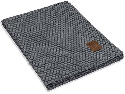 KNIT FACTORY - Juul Plaid - Kuscheldecke für das Sofa - Wolldecke - Decke aus 30% Wolle und 70% Polyacryl - Anthrazit/Grau - 130x160 cm