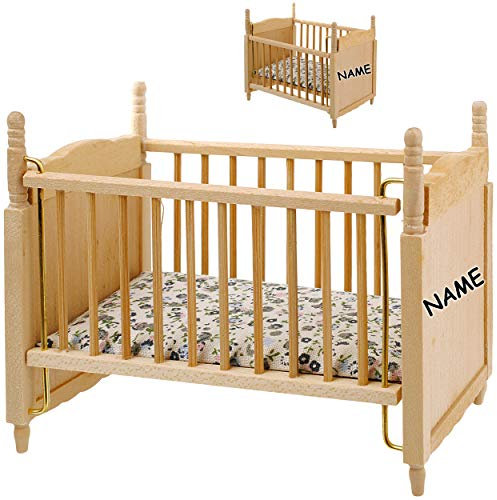 alles-meine.de GmbH Miniatur - Holz - Kinderbett/Bett - Babybett - inkl. Name - Maßstab 1:12 - Puppenstube/Puppenhaus - Gitterbett - Puppenbett - Puppe - Kinderbettchen - Kin..
