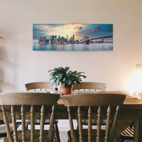 BilderKing Wandbild Skyline New York City - 150x50cm - als Panorama Leinwandbild - Wanddeko als Skyline Manhatten mit Brooklyn Bridge USA - mit Aufhänger