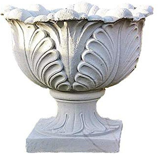 Amphore mit Blättermotiv aus Steinguss