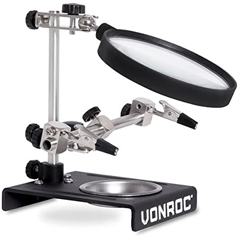 VONROC Dritte Hand Löthilfe mit Lupe – Inkl. 2 justierbare Arme, Schwerer stabiler Standfuß und lötzinn behälter