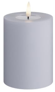 Deluxe Homeart Flammenlose LED-Kerze für den Innenbereich, Staubblau, mit Real Flame™-Technologie, batteriebetriebene Kerze (7,5 x 10 cm)