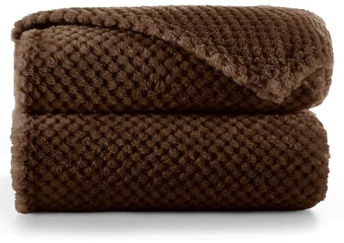 RESTILO Kuscheldecke 220x240 cm braun Decke Microfaser Wohndecke Henry | Tagesdecke Fleece weich sanft kuschelig skandinavischer Stil Schoko