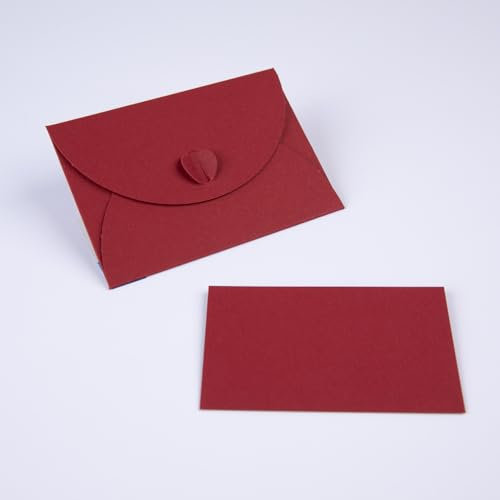 PresentFill® 25 Mini Briefumschläge mit Karten – Bordeaux Rot – Kleine Umschläge Mini mit Herz Verschluss und Blanko Karten aus 100% Recycling Kraftpapier zum Selbst gestalten und beschriften