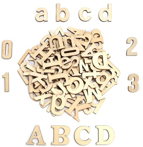 HANDI STITCH Dekorative Holzbuchstaben und Zahlen (124 Stück) – 52 Groß- und 52 Kleinbuchstaben (A-Z) – 20 Zahlen (0-9) – Holzzahl und Buchstaben aus Rohholz zum Lernen und Dekorieren