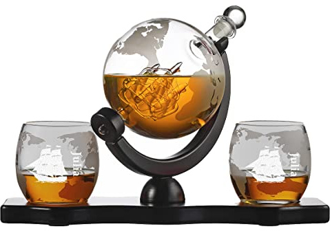 polar-effekt 4-TLG Whisky-Set mit Wunschgravur - mit Name graviert - 1x Globus Dekanter mit Weltkarte 850 ml, 2x Whiskygläser 320 ml, 1x Holztablett - für Scotch, Bourbon, Rum - Motiv Segelschiff