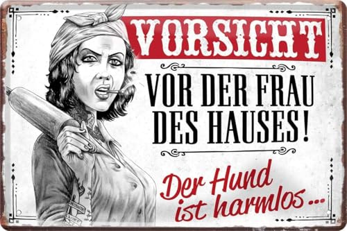 WOGEKA ART Retro Blechschild - Vorsicht vor der Frau des Hauses - witziger Spruch als Geschenk-Idee zum Geburtstag Weihnachten zur Dekoration 20x30 cm Vintage-Design Metall 1331