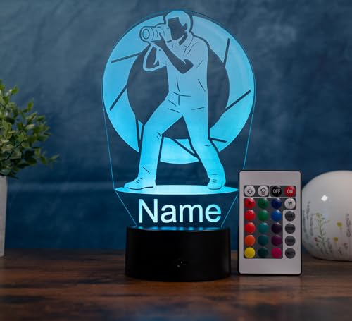 Optechvisual Fotograf Lampe personalisiert – LED Nachtlicht mit Name | Geschenk für Fotografen & Hobbyfotografen | Kamera Deko Licht für Männer, Frauen & Fotografie-Fans