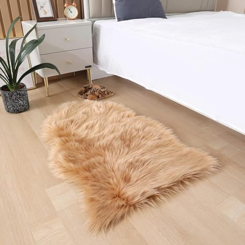 JXLOULAN Alfombra de piel de oveja sintética de color marrón claro, 60 x 90 cm, suave y mullida, decoración para salón, pelo largo, piel de cordero de imitación para sillas, sofá, dormitorio,