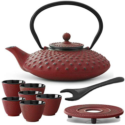 Bredemeijer Teekanne asiatisch Gusseisen Set 0.8 Liter - rote Gusskanne mit Henkel & Edelstahl Tee-Filter Sieb-Einsatz für losen Tee & 6 Teebecher (Tassen) & Untersetzer & Deckelheber