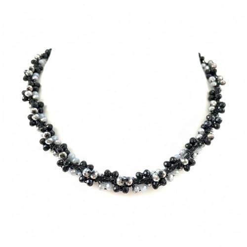 Collana girocollo artigianale fatta a mano, lavorata all'uncinetto con filato prezioso e cristalli in vetro, colori nero, grigio perla e argento, chiusura a bottone – Gioiello elegante, pezzo unico.