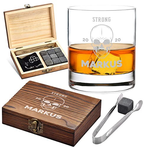 5-TLG Kühlsteine Set - mit personalisierter Wunschgravur - 9x Kühlsteine, 1x Stoffbeutel, 1x Zange, 1x Whiskyglas und 1x Holzkiste - wiederverwendbare Eiswürfel - kalte Getränke - Motiv Totenkopf