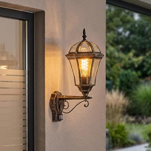 HOFSTEIN Außenwandleuchte Lavajo, Außenwandlampe mit Bewegungsmelder aus Metall/Glas in Gold/Schwarz/Klar, Wandleuchte außen im Vintage/Antik/Landhaus-Design, Garten, Außenbereich, Terrasse, E27, IP44