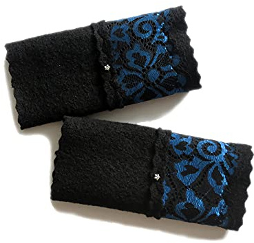 Armstulpen/Pulswärmer mit Spitzenapplikation: Walkwolle (Walkloden, Kochwolle) in Schwarz, elastisches Spitzenband in Schwarz und glänzendem Blau; umringender Zackenlitz, Charm (winziges Blumchen)