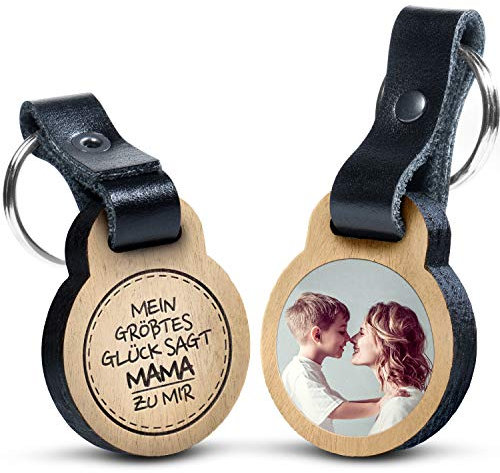 schenkYOU Premium „Mein größtes Glück sagt Mama zu mir“ - Foto-Schlüsselanhänger aus Eichenholz mit Gravur und kratzbeständigem Foto in Farbe - personalisierte Geschenkidee für Weihnachten