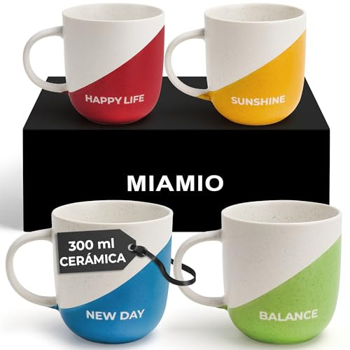 MIAMIO - Kaffeetassen mit Sprüchen/Geschenk Set Tassen 4er Set (Happy Life) | Geschenk Kaffee Becher (300 ml) mit Sprüchen/Geschenke für Mama, Papa, Frauen, Männer, Familie, Freunde - spülmaschinenfest