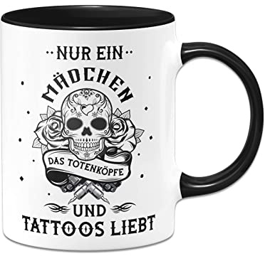 Tassenbrennerei Tasse - Nur ein Mädchen das Totenköpfe und Tattoos liebt - Kaffeetasse lustig mit Spruch - Geschenk für Freundin, Kollegin - Tätowieren (Schwarz)