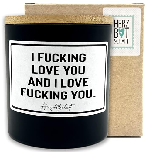 HERZBOTSCHAFT Duftkerze mit Spruch – I fucking love you and I love fucking you. – liebevolles Geschenk, handgemachte Sojakerze im Glas, nachhaltig, optional mit personalisiertem Bambusdeckel
